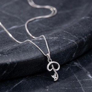 Halsband med initial P i silver, hänge med bokstaven P, eleganta monogramsmycken, personlig choker med initialer, present till henne, berlock med kursiv P