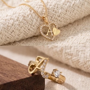 Halsband och ring i guld med initial H • Smycken med skrivstil H • Personlig brudtärnegåva • Monogramhänge • Elegant diamant