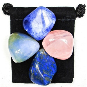 ESPRIMERE emozioni di guarigione Set - 4 gemme w/Card & Pouch - calcedonio blu, lapislazzuli, quarzo rosa e Sodalite caduto di cristallo