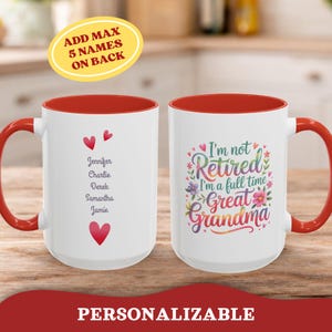 Op de afbeelding: Twee witte keramische mokken met rode handvatten en binnenkant. Eén mok heeft namen en harten, de andere zegt "I'm not Retired, I'm a full time Great Grandma" met bloemaccenten. De mokken zijn personaliseerbaar.