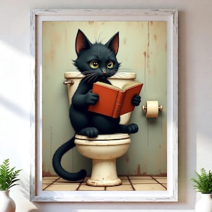 Può includere: Stampa incorniciata raffigurante un gatto nero dei cartoni animati seduto su un water e che legge un libro con la copertina arancione. Il gatto ha gli occhi gialli e si trova in un bagno con carta igienica.