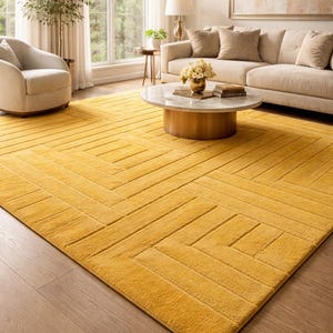 Könnte beinhalten: Ein leuchtend gelber, rechteckiger Teppich mit geometrischem Muster dominiert den Raum. Das Muster des Teppichs besteht aus parallelen und abgewinkelten Linien. Er liegt auf einem Holzboden, und im Raum befinden sich ein Sofa, Stühle und ein Couchtisch.