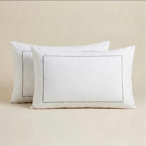 Conjunto de 2 fronhas bordadas em algodão Oxford | 100% algodão, padrão Reino Unido, brancas | Roupa de cama macia e respirável com fechamento tipo envelope