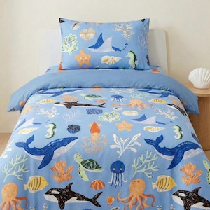 Pościel dziecięca z motywem oceanu | Jasnoniebieska poszewka na kołdrę i poduszkę z motywem życia morskiego, prześcieradło z dopasowaną gumką lub komplet, dekoracja łóżka dla chłopców i dziewcząt z motywem wieloryba i ośmiornicy podwodnej