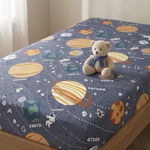Sábana bajera infantil con temática espacial de astronautas – 100 % algodón, tamaño individual británico, bolsillo profundo antideslizante, ropa de cama infantil con temática espacial y de estrellas