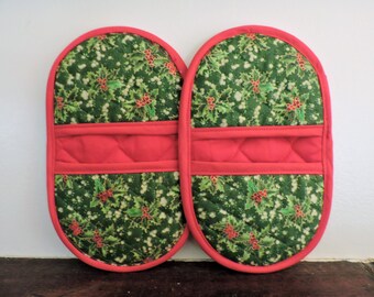 Pot Holders-Oven & Microwave Mitts-Pinchers-Green Holly w/Red Trim-Free Shipping