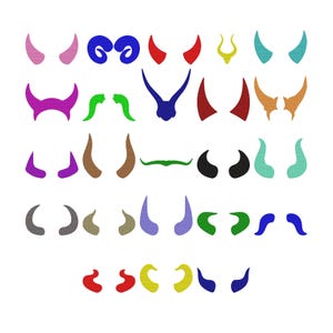 Pode incluir: Uma coleção de várias formas e estilos de chifres em múltiplas cores, incluindo rosa, azul, vermelho, amarelo, azul-petróleo, roxo, verde, laranja, marrom, preto e cinza. O conjunto apresenta diversos designs curvos, pontiagudos e espirais.