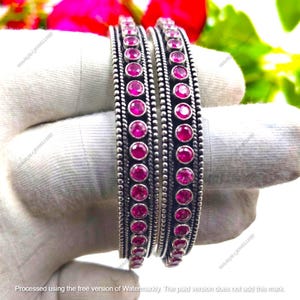 Set aus 2 handgefertigten Armreifen aus 925er Sterlingsilber mit rosa Rubinen – das perfekte Geschenk für Sie