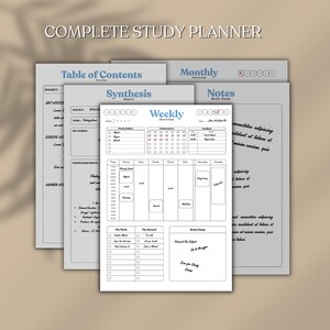 Peut inclure: Un ensemble complet de planificateur d'études composé de plusieurs feuilles de papier blanc avec du texte noir et des en-têtes bleus. Les pages incluent une table des matières, un rapport de synthèse, un aperçu hebdomadaire, mensuel et des notes.