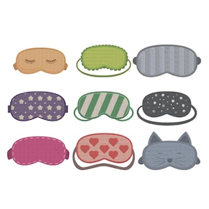 Puede incluir: Nueve antifaces para dormir en varios colores y patrones. Los antifaces incluyen un antifaz color canela con pestañas, un antifaz verde festoneado, un antifaz gris a rayas, un antifaz morado con estrellas, un antifaz a rayas verdes y blancas, un antifaz negro con lunares, un antifaz rosa, un antifaz rojo con corazones y un antifaz gris con forma de gato.