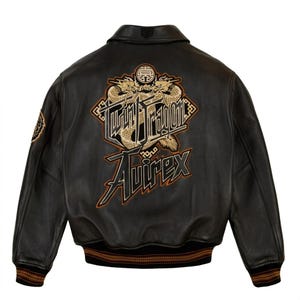 Puede incluir: Chaqueta bomber de cuero negro con dise&ntilde;o bordado en la espalda. El dise&ntilde;o incluye dos dragones, el texto "Twin Dragon" y la marca "Avirex". La chaqueta tiene cuello y pu&ntilde;os acanalados.