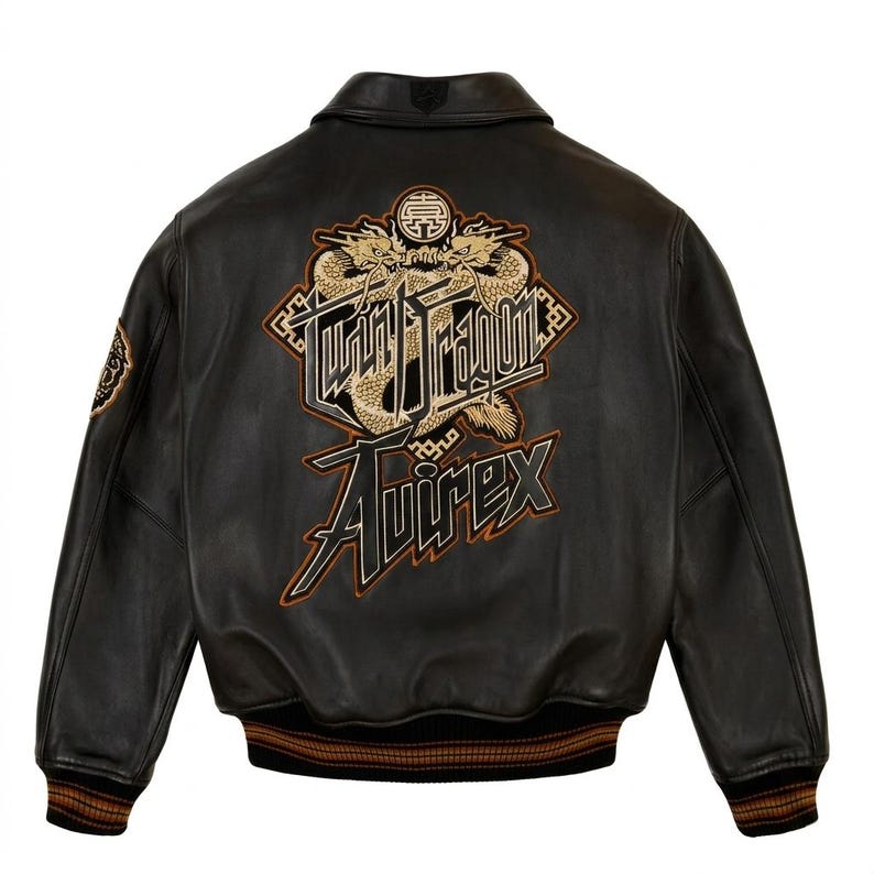 Puede incluir: Chaqueta bomber de cuero negro con dise&ntilde;o bordado en la espalda. El dise&ntilde;o incluye dos dragones, el texto "Twin Dragon" y la marca "Avirex". La chaqueta tiene cuello y pu&ntilde;os acanalados.
