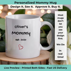 Op de afbeelding: Witte keramische mok met de tekst "Oliver's Mommy Est. 2020" in zwart en een rood hart. De mok staat op een houten oppervlak. De bovenkant van de afbeelding luidt "Personalized Mommy Mug" en "Design It. See It. Approve it. Buy It."