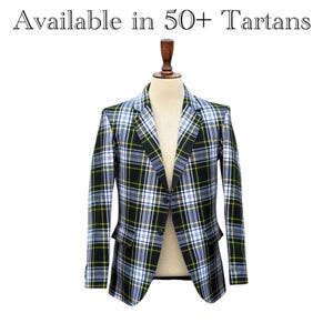 Puede incluir: Un blazer a cuadros en un patrón de tartán negro, blanco y amarillo. La chaqueta se muestra en un maniquí sobre un fondo blanco. El texto "Available in 50+ Tartans" está en la parte superior.
