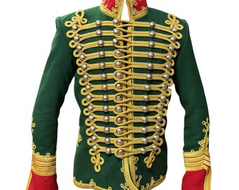 Könnte beinhalten: Eine grüne Militärjacke mit goldenen Verzierungen und silbernen Knöpfen. Die Jacke hat einen hohen roten Kragen und rote Manschetten. Goldene Stickereien verzieren die Manschetten und die Vorderseite. Ein formelles Kleidungsstück.