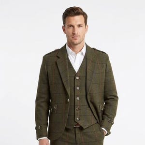 Puede incluir: Un traje de tres piezas verde oliva con un patrón de cuadros. El traje incluye una chaqueta, un chaleco y un pantalón. La chaqueta tiene solapas con muescas y puños abotonados. El chaleco tiene una parte delantera abotonada. El traje es de tela texturizada.