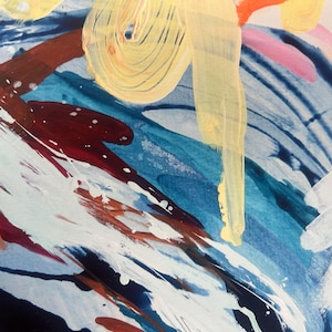 Puede incluir: Una pintura abstracta con pinceladas audaces y superpuestas en azul marino profundo, turquesa brillante y granate oscuro. Gruesos trazos de pintura blanca opaca atraviesan la composici&oacute;n, acentuados por bucles de color amarillo p&aacute;lido.