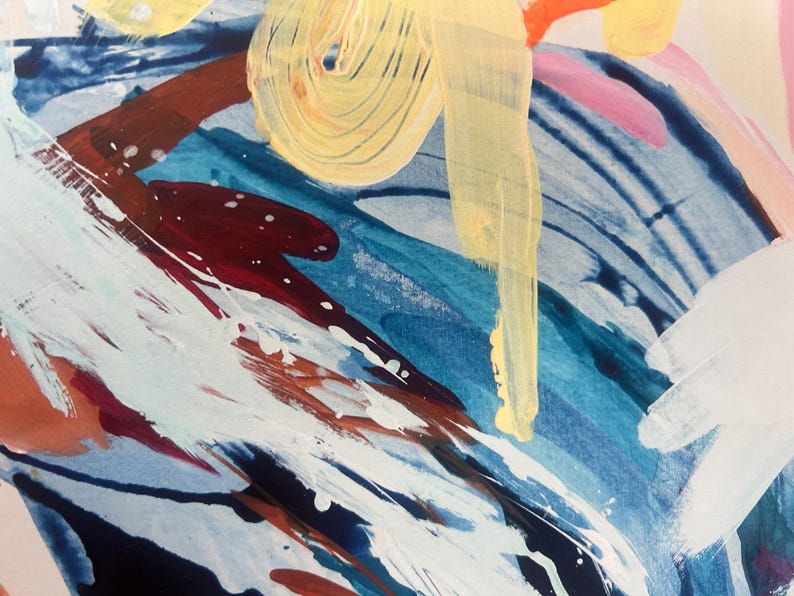 Puede incluir: Una pintura abstracta con pinceladas audaces y superpuestas en azul marino profundo, turquesa brillante y granate oscuro. Gruesos trazos de pintura blanca opaca atraviesan la composici&oacute;n, acentuados por bucles de color amarillo p&aacute;lido.