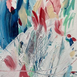 Op de afbeelding: Een abstract schilderij op canvas met dikke, getextureerde penseelstreken in tinten wit, felblauw, diep marineblauw, zachtroze, rood en lichtgeel. De compositie toont gelaagde verfaanbrengingen met zichtbare ribbels en diverse markeringen.