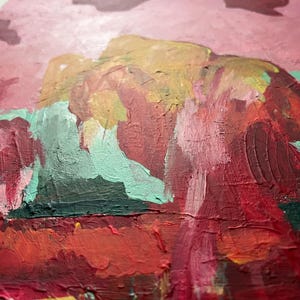 Puede incluir: Pintura al &oacute;leo abstracta con superficie texturizada. La obra presenta un paisaje con una paleta de colores rojo, rosa, verde y amarillo. Las pinceladas son gruesas y visibles, creando una pieza din&aacute;mica y expresiva.