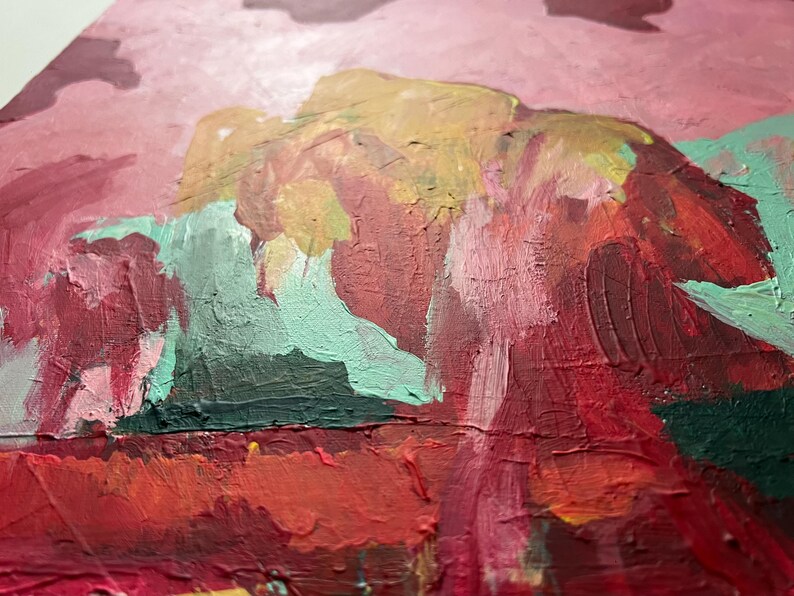 Puede incluir: Pintura al &oacute;leo abstracta con superficie texturizada. La obra presenta un paisaje con una paleta de colores rojo, rosa, verde y amarillo. Las pinceladas son gruesas y visibles, creando una pieza din&aacute;mica y expresiva.