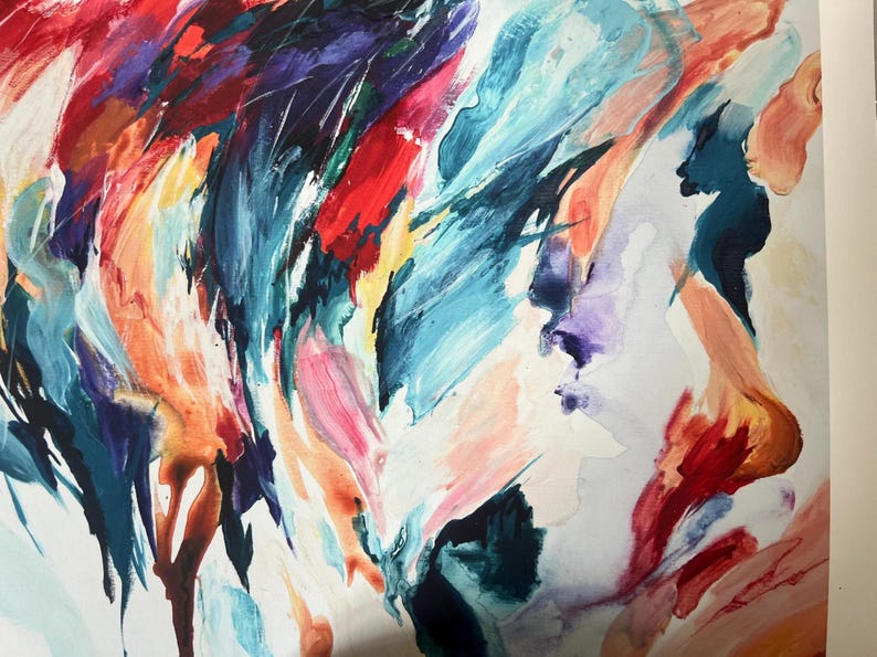 K&ouml;nnte beinhalten: Ein abstraktes Gem&auml;lde mit kr&auml;ftigen, ausdrucksstarken Pinselstrichen in einer lebendigen Palette aus tiefem Petrol, leuchtendem Rot, zartem Rosa und warmem Orange. Die Komposition zeigt dicke, geschichtete Farbtexturen auf einem wei&szlig;en Hintergrund.