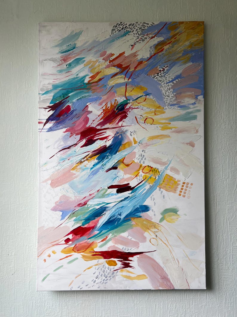 Puede incluir: Pintura abstracta sobre lienzo con fondo blanco. La obra presenta pinceladas din&aacute;micas en tonos azules, rojos, amarillos y rosas. La composici&oacute;n incluye &aacute;reas texturizadas y una variedad de formas, creando una pieza vibrante y expresiva.