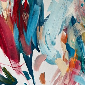 Pode incluir: Uma pintura abstrata com pinceladas ousadas e expressivas em tons de vermelho profundo, magenta, azul-petr&oacute;leo, azul claro e creme. A composi&ccedil;&atilde;o exibe texturas de tinta em camadas sobre uma tela branca com marcas de impasto vis&iacute;veis.
