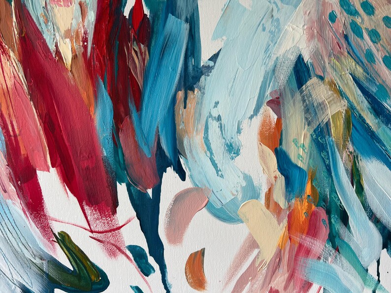 Pode incluir: Uma pintura abstrata com pinceladas ousadas e expressivas em tons de vermelho profundo, magenta, azul-petr&oacute;leo, azul claro e creme. A composi&ccedil;&atilde;o exibe texturas de tinta em camadas sobre uma tela branca com marcas de impasto vis&iacute;veis.
