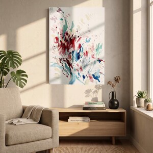 Op de afbeelding: Een verticaal rechthoekig canvas met een abstract schilderij met expressieve penseelstreken in tinten diep rood, marineblauw, taling en zachtroze tegen een witte achtergrond, tentoongesteld als wanddecoratie in een lichte ruimte.