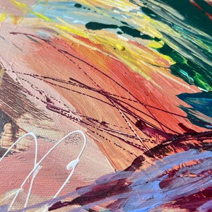 以下が含まれることがあります： テクスチャのあるキャンバスに描かれた抽象画。赤、オレンジ、黄色、緑、青など、鮮やかな色の組み合わせが特徴です。白と濃い赤の線が詳細を追加しています。モダンで表現力豊かなスタイルです。