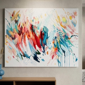 Pode incluir: Uma grande pintura retangular em tela com pinceladas abstratas em tons vibrantes de vermelho, azul-petr&oacute;leo, amarelo e rosa sobre um fundo branco. A composi&ccedil;&atilde;o inclui texturas de tinta em camadas, pontos espalhados e gotas verticais.