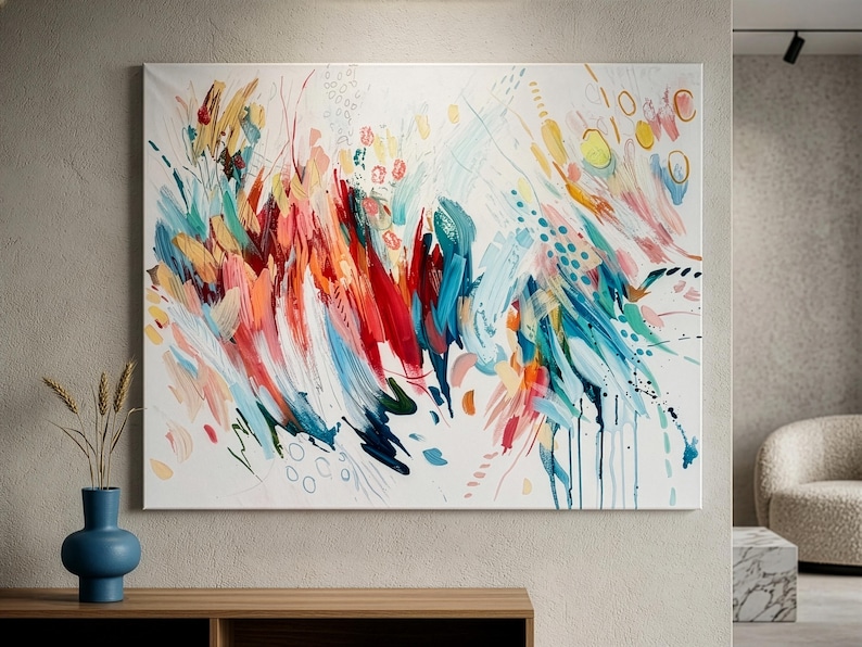 Pode incluir: Uma grande pintura retangular em tela com pinceladas abstratas em tons vibrantes de vermelho, azul-petr&oacute;leo, amarelo e rosa sobre um fundo branco. A composi&ccedil;&atilde;o inclui texturas de tinta em camadas, pontos espalhados e gotas verticais.