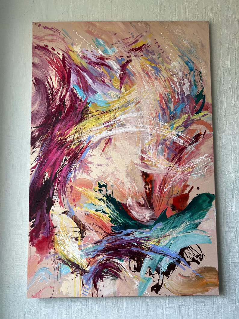 以下が含まれることがあります： ベージュの背景に抽象的な絵画。赤、紫、黄色、ティール、白の色合いでダイナミックな筆致が特徴です。スプラッターと渦巻きが動きとエネルギーを生み出し、モダンなインテリアに適しています。