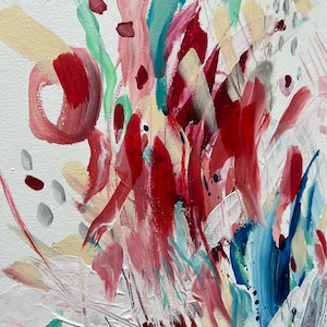 Op de afbeelding: Een abstract schilderij op canvas met dikke, getextureerde penseelstreken in levendige tinten karmozijnrood, zachtroze, mintgroen en cr&egrave;me. De compositie bevat dynamische verticale streken, cirkelvormige markeringen en grijze stippen.