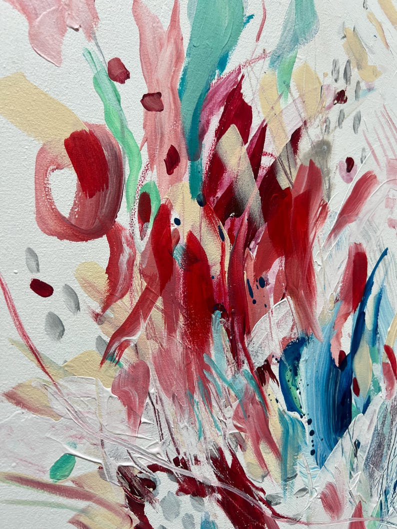 Op de afbeelding: Een abstract schilderij op canvas met dikke, getextureerde penseelstreken in levendige tinten karmozijnrood, zachtroze, mintgroen en cr&egrave;me. De compositie bevat dynamische verticale streken, cirkelvormige markeringen en grijze stippen.