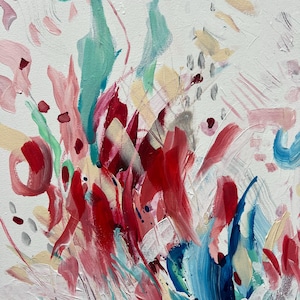 Op de afbeelding: Een abstract schilderij op een witte achtergrond met expressieve penseelstreken in tinten karmozijnrood, taling, zachtroze en cr&egrave;me. De compositie bevat gelaagde verftexturen, dunne grafietlijnen en verspreide donkerrode en grijze stippen.