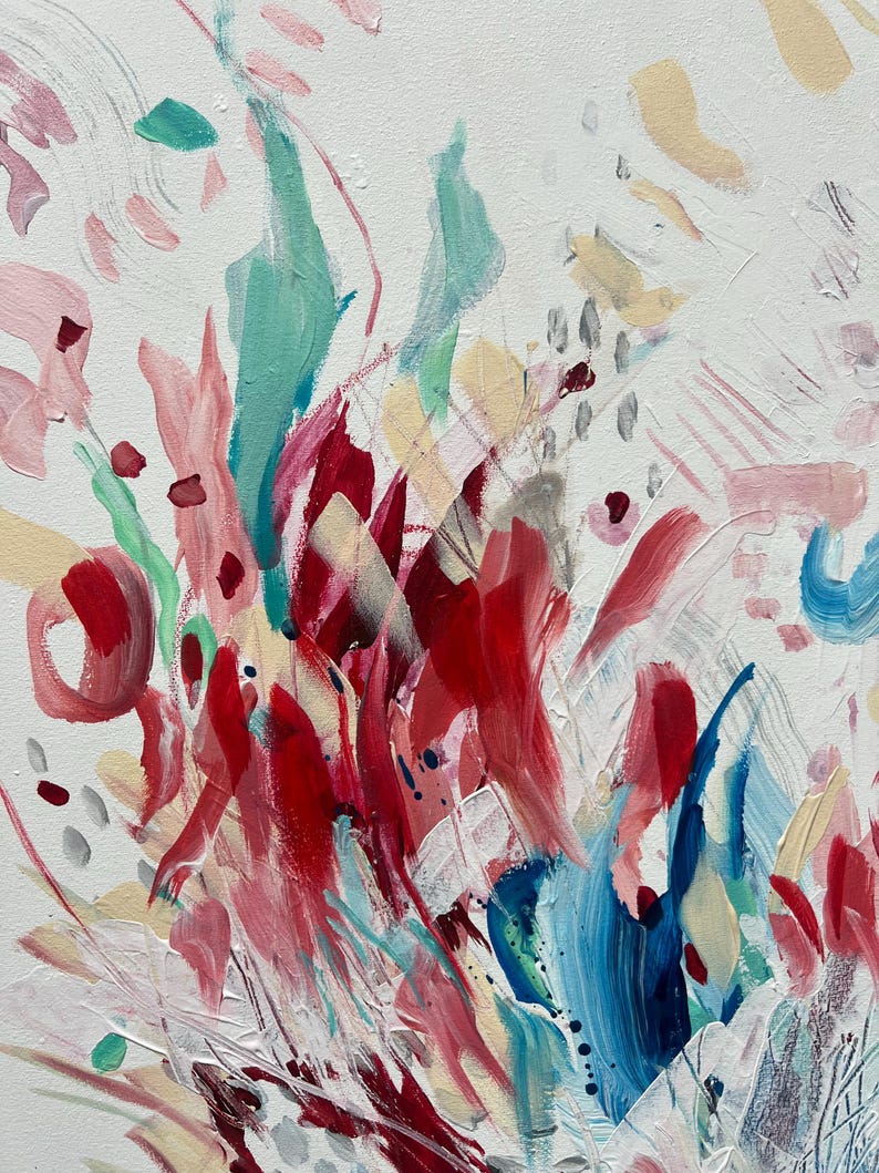 Op de afbeelding: Een abstract schilderij op een witte achtergrond met expressieve penseelstreken in tinten karmozijnrood, taling, zachtroze en cr&egrave;me. De compositie bevat gelaagde verftexturen, dunne grafietlijnen en verspreide donkerrode en grijze stippen.