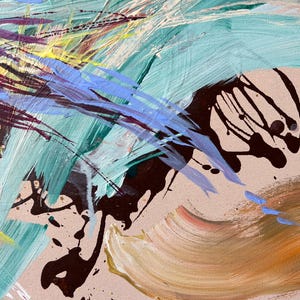 以下が含まれることがあります： 抽象的な絵画。ターコイズ、紫、黄色、青の筆致が、薄いピンク色の背景に描かれています。濃い茶色の塗料の滴と渦がコントラストを加えています。この作品は、テクスチャ感のある表現力豊かなスタイルが特徴です。