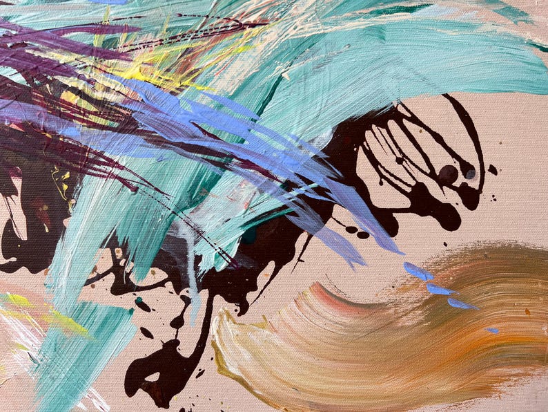 以下が含まれることがあります： 抽象的な絵画。ターコイズ、紫、黄色、青の筆致が、薄いピンク色の背景に描かれています。濃い茶色の塗料の滴と渦がコントラストを加えています。この作品は、テクスチャ感のある表現力豊かなスタイルが特徴です。