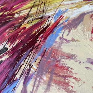 以下が含まれることがあります： ピンク、赤、青、黄色の大胆な筆致による抽象絵画。このアートワークは、ダイナミックで表現力豊かな構図を作り出す、目に見えるペイント層と飛沫のあるテクスチャードキャンバスを特徴としています。