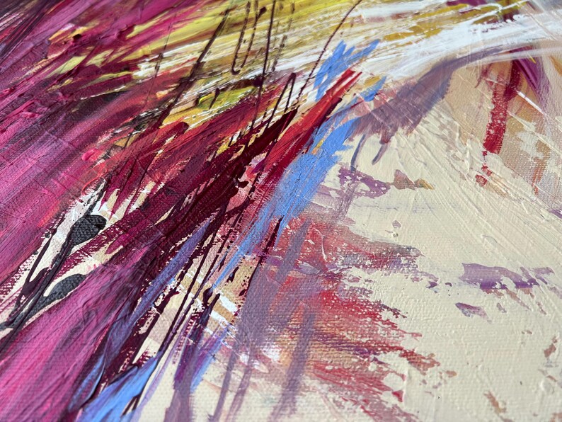以下が含まれることがあります： ピンク、赤、青、黄色の大胆な筆致による抽象絵画。このアートワークは、ダイナミックで表現力豊かな構図を作り出す、目に見えるペイント層と飛沫のあるテクスチャードキャンバスを特徴としています。