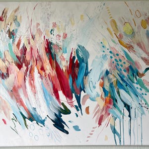 Pode incluir: Uma pintura abstrata sobre tela branca com pinceladas energ&eacute;ticas em tons de vermelho profundo, azul-petr&oacute;leo brilhante, rosa suave e amarelo dourado. A composi&ccedil;&atilde;o inclui pontos dispersos, linhas finas e gotas de tinta na superf&iacute;cie.