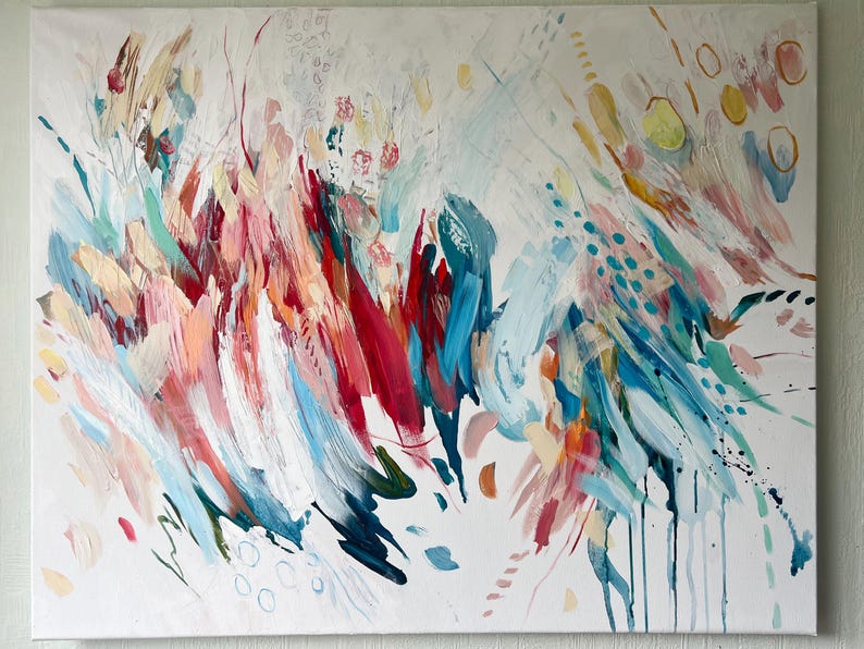 Pode incluir: Uma pintura abstrata sobre tela branca com pinceladas energ&eacute;ticas em tons de vermelho profundo, azul-petr&oacute;leo brilhante, rosa suave e amarelo dourado. A composi&ccedil;&atilde;o inclui pontos dispersos, linhas finas e gotas de tinta na superf&iacute;cie.