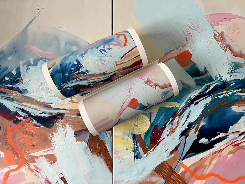 Puede incluir: Dos tubos cil&iacute;ndricos con un estampado abstracto vibrante con remolinos de azul marino, azul claro, rosa suave, naranja brillante y crema. Los tubos tienen tapas circulares blancas s&oacute;lidas en cada extremo, mostrando un dise&ntilde;o pintado din&aacute;mico.
