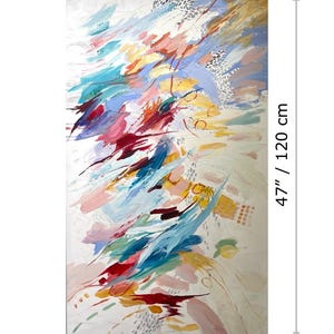 Puede incluir: Lienzo de arte abstracto de 70 cm de ancho y 120 cm de alto. La obra presenta un fondo blanco con pinceladas coloridas en tonos azules, rojos, rosas, amarillos y dorados. La pintura tiene una apariencia texturizada.