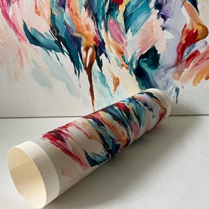 K&ouml;nnte beinhalten: Ein rechteckiges Leinwandgem&auml;lde mit abstrakten Pinselstrichen in den Farben Petrol, Dunkelrot, Orange und zartem Rosa. Im Vordergrund liegt ein gerollter Papierdruck, der ein passendes abstraktes Muster mit &auml;hnlichen Farben zeigt.