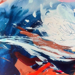 Puede incluir: Una pintura abstracta sobre lienzo con pinceladas audaces y expresivas en azul marino profundo, naranja brillante y blanco. La composici&oacute;n incluye texturas en capas con toques de rosa claro y terracota, creando un movimiento visual din&aacute;mico.