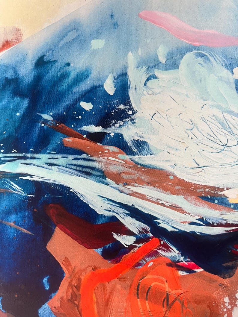 Puede incluir: Una pintura abstracta sobre lienzo con pinceladas audaces y expresivas en azul marino profundo, naranja brillante y blanco. La composici&oacute;n incluye texturas en capas con toques de rosa claro y terracota, creando un movimiento visual din&aacute;mico.