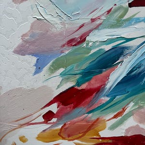 Puede incluir: Pintura abstracta con fondo blanco y pinceladas coloridas. La obra presenta trazos de pintura rosa, roja, azul, verde y amarilla, creando una composici&oacute;n din&aacute;mica y texturizada. El estilo de la pintura es expresivo y moderno.